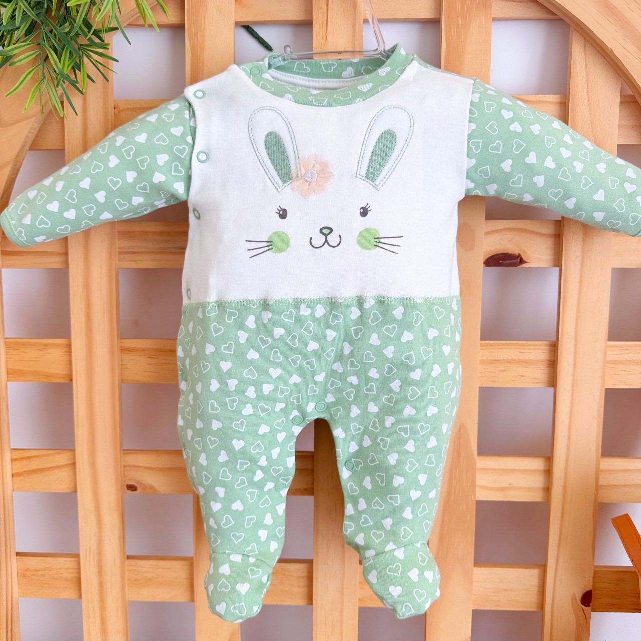 Macacão Trape Zape- Coelhinha com Flor Amarela - Verde com Coraçãozinho  